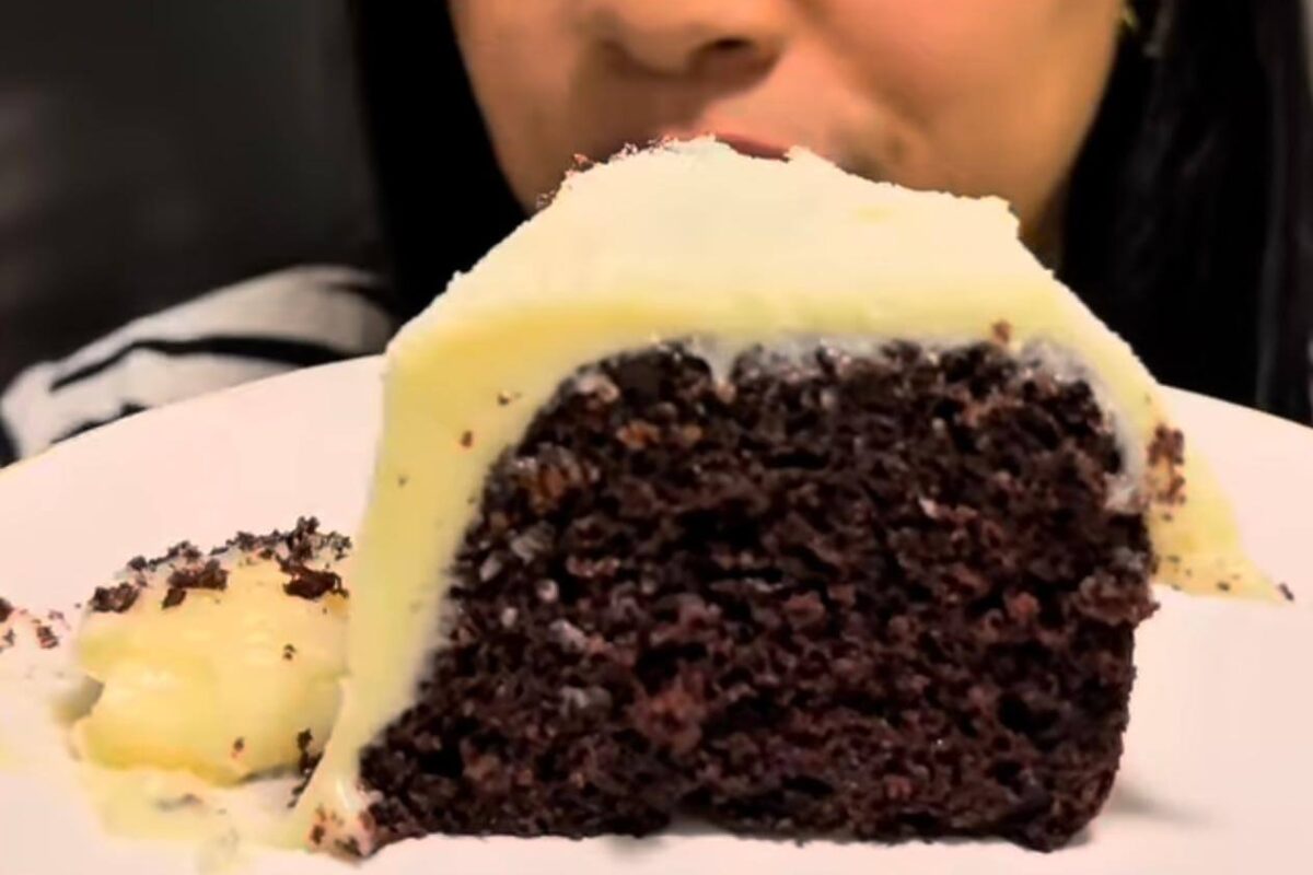 Bolo vulcão de leite ninho com massa de chocolate fofinha e cobertura cremosa que escorre. Receita fácil e perfeita para impressionar.